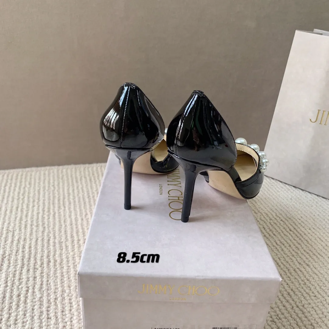✨ Women's Shoes Women's Clothing Women's Shoes Women's Clothing ✨Ex-factory price p520✨ Women's Shoes Women's Clothing Women's Shoes Women's Clothing JIMMYCHOO AURELI series high heels!  Original cover last, counter quality, exquisite and eye-catching shoe shape, pointed toe with stiletto heel. Shiny ✨ single arch strap decorated with white pearls, attached to the instep, versatile fashion matching skills. ▪️Cow patent leather ▪️Pearl crystal decoration ▪️Hollow shoe body ▪️Arch strap ▪Heel height 6.5cm 8.5cm ▪️Italian leather outsole